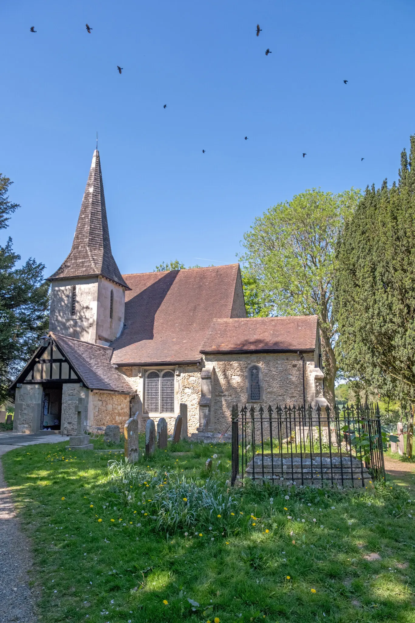 Церква Святих Петра і Павла, що поблизу села Катерхем, відома досить жахливою «картиною приреченості» XII століття.